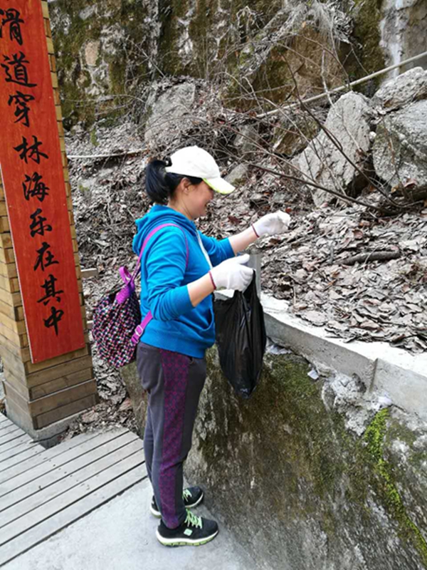 秦岭终南山组织开展“走进大秦岭，巾帼环保行”活动